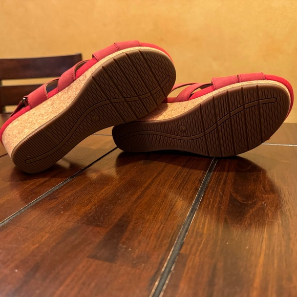 Clarks women’s size 9.5 red wedge platform sandals - Picture 11 of 11
